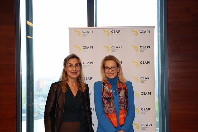 (De izq. A dcha.) Núria Vilanova, presidenta de CEAPI, y María Margarete Gosse, embajadora de Alemania en España     