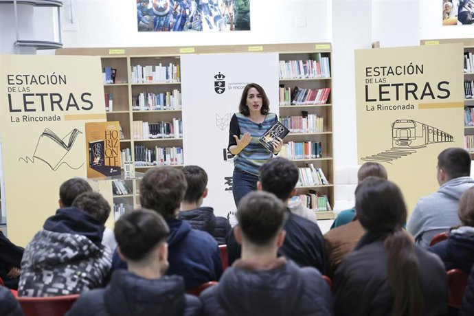 María Iglesias se dirige a los alumnos del IES Carmen Laffon de La Rinconada (Sevilla).