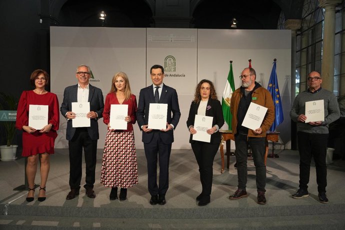 Fotografía de la firma del acuerdo para mejora las condiciones de trabajo de 1.643 monitores escolares en imagen de archivo.