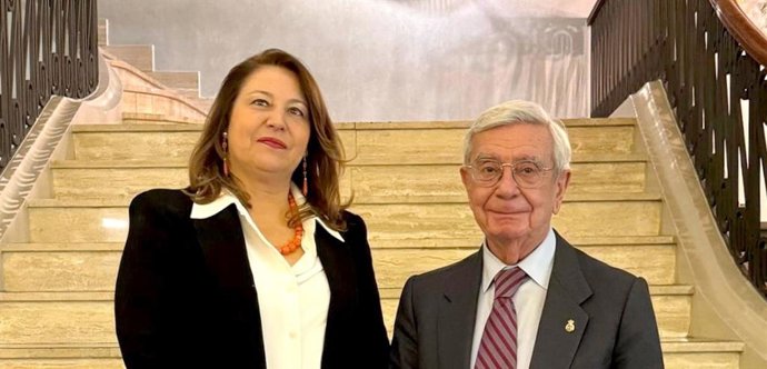 La consejera de Agricultura, Pesca, Agua y Desarrollo Rural, Carmen Crespo, ha mantenido un encuentro de trabajo con el presidente de la Academia Iberoamericana de Gastronomía, Rafael Ansón.