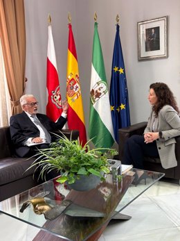 El defensor del Pueblo Andaluz, Jesús Maeztu, y la alcaldesa de Almería, María del Mar Vázquez.