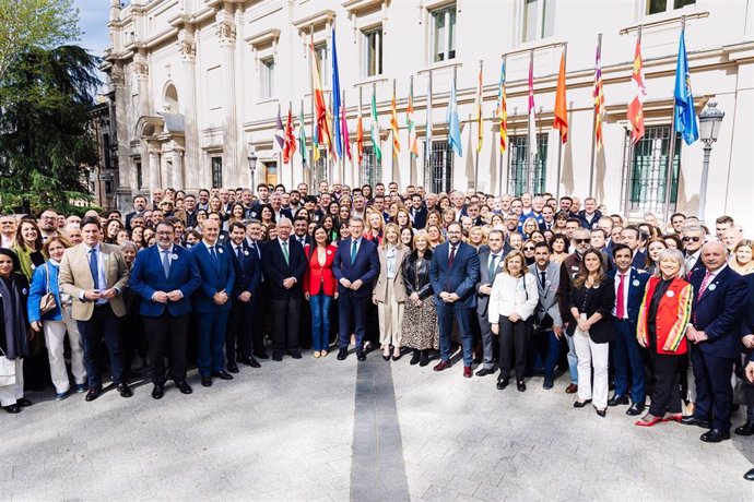 El presidente del Partido Popular, Alberto Núñez Feijóo (8i); la portavoz del PP en el Senado, Alicia Gracía (9i), y el diputado de las Cortes de Castilla-La Mancha, Paco Núñez (8d), durante un encuentro con concejales, en la plaza de la Marina, a 3 de ab