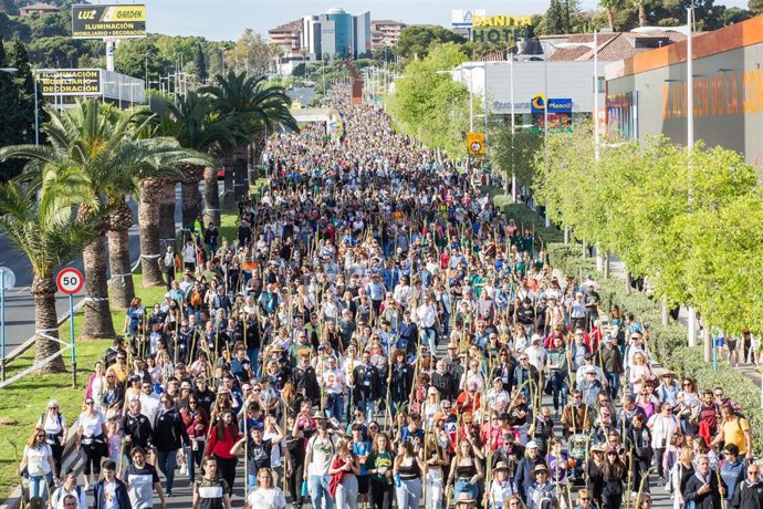 Archivo - Decenas de personas durante la Romería de la Santa Faz, a 20 de abril de 2023, en Alicante.