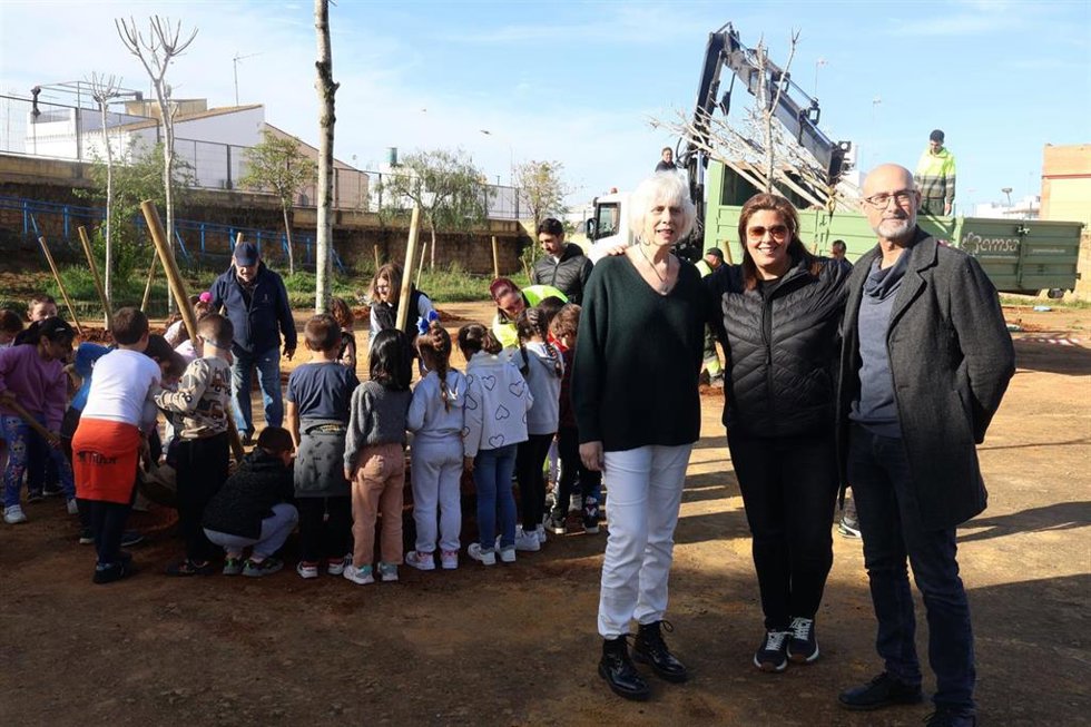 Es un proyecto educativo en el que ha colaborado el Ayuntamiento de Alcalá de Guadaíra para hacer realidad este proyecto, que ha empezado a tomar forma con la jornada de plantación de 15 almeces y con la participación directa de los escolares.