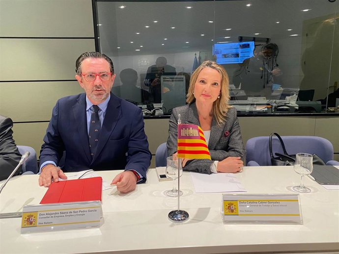 El conseller de Empresa, Empleo y Energía, Alejandro Sáenz de San Pedro, y la directora general de Trabajo y Salud Laboral, Catalina Cabrer.