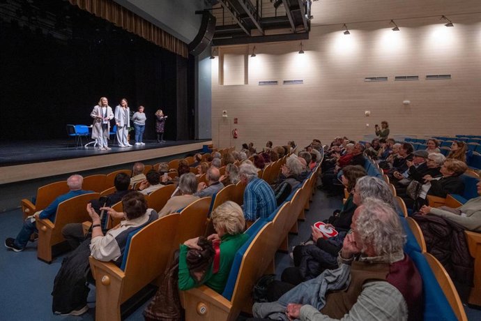 Varias personas asisten a una de las obras de la Mostra de Teatre de Gent Gran.