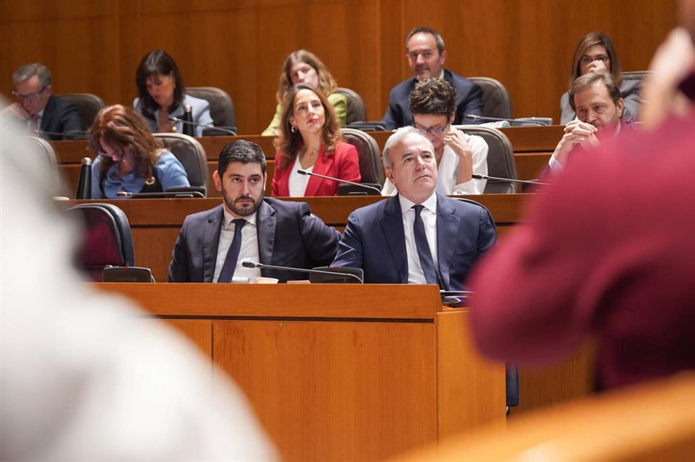 El vicepresidente primero del Gobierno de Aragón, Alejandro Nolasco, junto con el presidente, Jorge Azcón, en el Salón de Plenos de las Cortes.