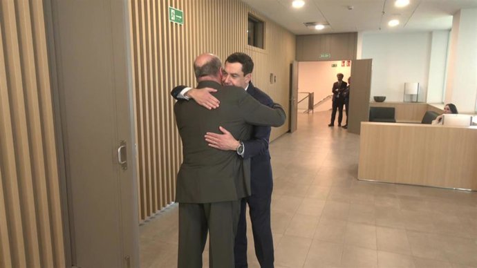 El presidente de la Junta de Andalucía, Juanma Moreno, visita la capilla ardiente de María Ángeles Infante en el tanatorio de la SE-30 de Sevilla.