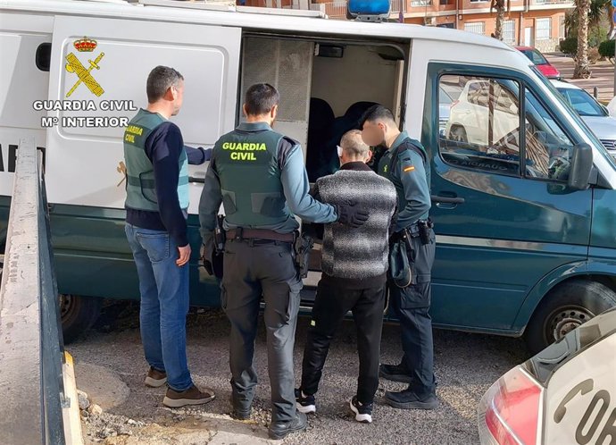 Tres agentes cuestodian al detenido
