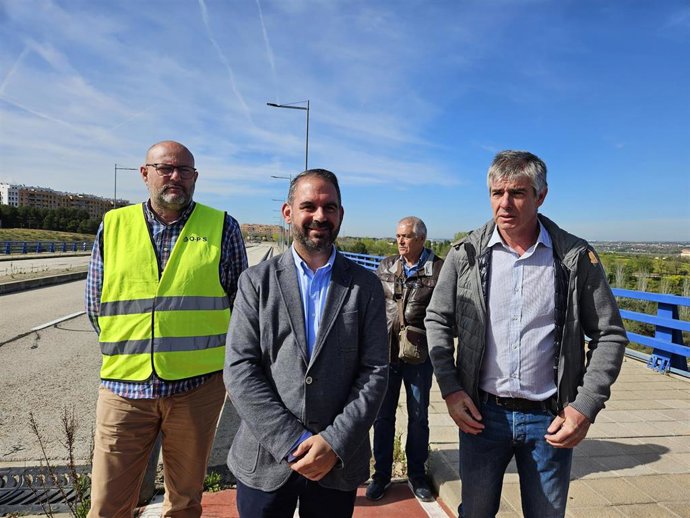 El concejal de Infraestructuras en el Ayuntamiento, Santiago López, en la zona de viaducto que comunica con Aguas Vivas.