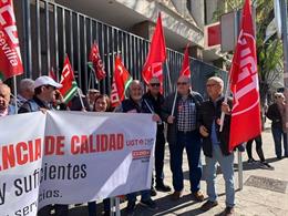 Las organizaciones sindicales, UGT y COOO Andalucía se han manifestado este jueves en todas las capitales de provincias andaluzas para reclamar la mejora del sistema de dependencia la Junta de Andalucía.