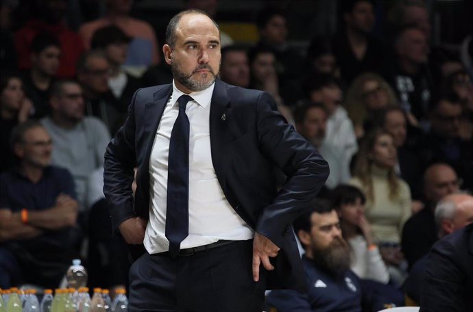 El entrenador del Real Madrid, Chus Mateo, durante un partido