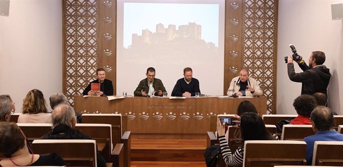 La Imprenta Provincial de la Diputación de Badajoz edita un libro dedicado a la historia de Salvatierra de los Barros.