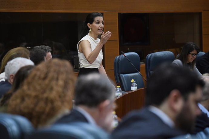 La portavoz de VOX en la Asamblea de Madrid, Rocío Monasterio, interviene durante un pleno en la Asamblea de Madrid, a 4 de abril de 2024, en Madrid (España). 