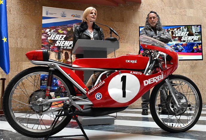 La alcaldesa de Jerez, María José García-Pelayo, presentando las actividades en torno al Gran Premio de España de Motociclismo.