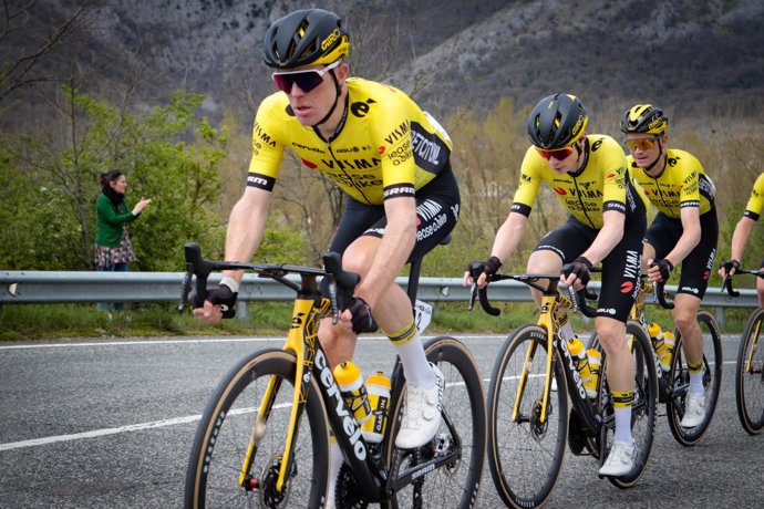 El Team Visma | Lease a Bike en la Itzulia 2024, con Jonas Vingegaard el segundo por la izquierda