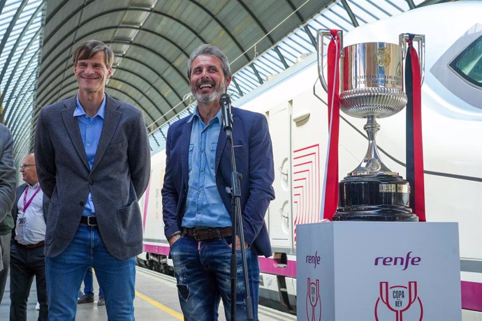Los exfutbolistas Rafael Alkorta (d), y Leo Franco (i),  a su llegada con la copa, a 4 de abril de 2024, en Sevilla, Andalucía (España). Los exfutbolistas Rafael Alkorta (i), en representación del Athletic Club, y Leo Franco (d), en representación del Mal