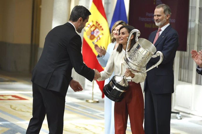 El exjugador de balonmano Raúl Entrerríos recibe el Premio Nacional Francisco Fernández Ochoa durante la entrega de los Premios Nacionales del Deporte 2022 en el Palacio Real El Pardo, a 04 de abril de 2024, en Madrid (España). 