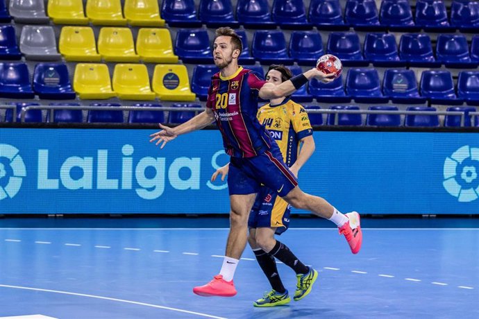 Archivo - Aleix Gomez, jugador del FC Barcelona, realizando una acción de tiro.