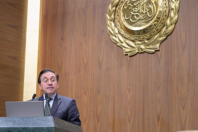 El ministro de Asuntos Exteriores, Unión Europea y Cooperación, José Manuel Albares, ante el Consejo de la Liga Árabe, en El Cairo (Egipto).