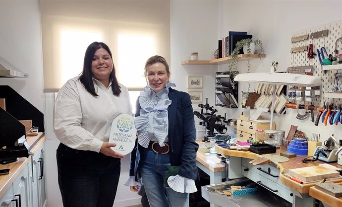 La delegada de Empleo entrega el distintivo 'Artesanía hecha en Andalucía' a Cristina García Bravo