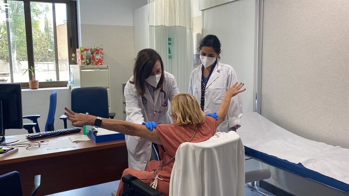 Archivo - Atención en el Hospital de Málaga a pacientes con ELA.