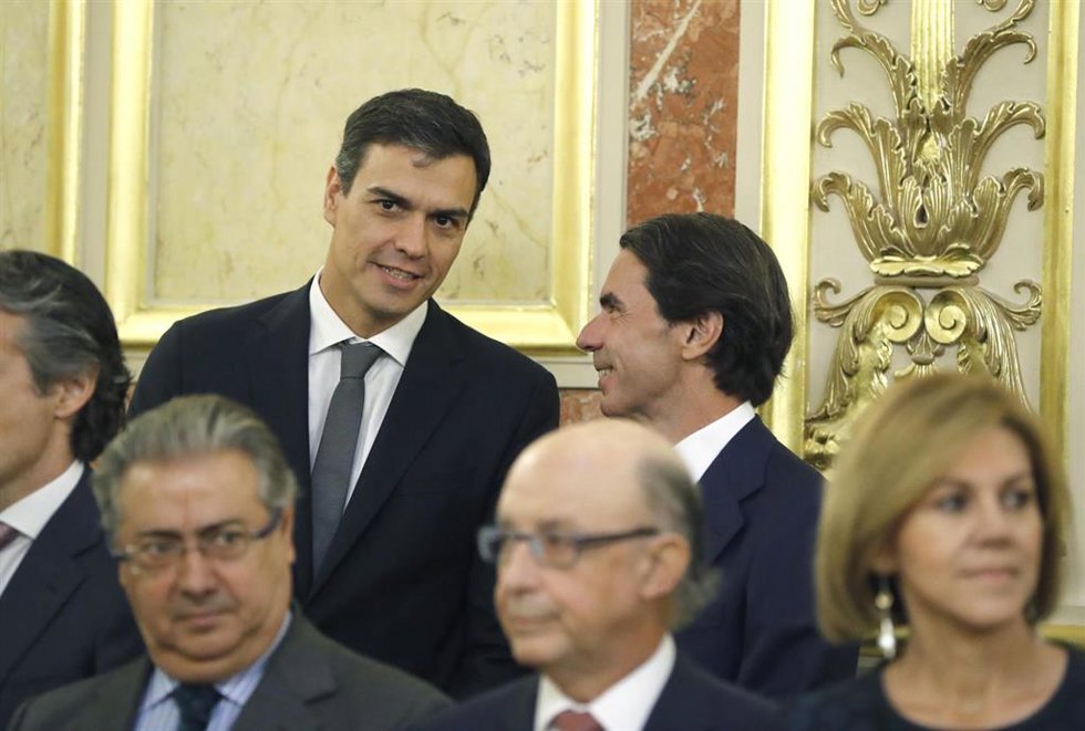 Archivo - Pedro Sánchez y José María Aznar durante el acto en el Congreso por los 40 años de democracia en el año 2017.