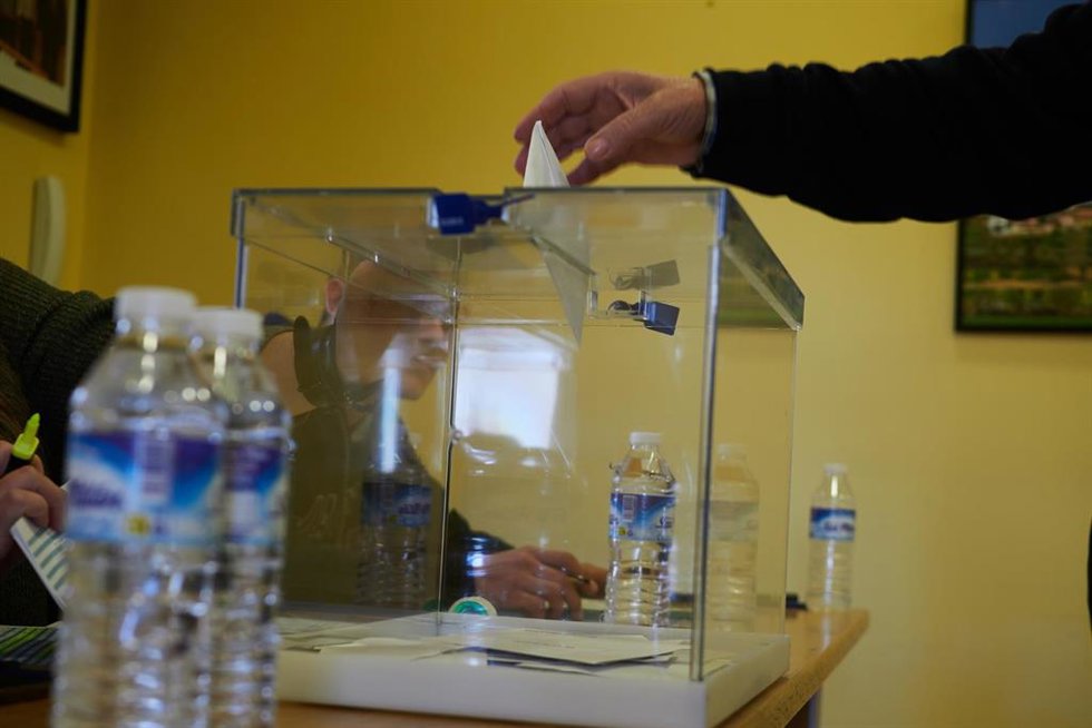 Archivo - Una persona ejerce su derecho a voto, a 26 de noviembre de 2023, en Barasoain, Navarra (España).