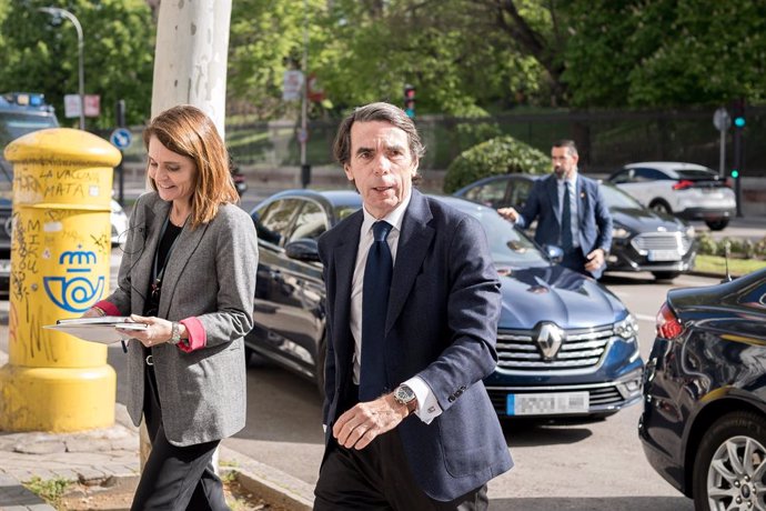 El expresidente del Gobierno y presidente de la fundación FAES, José María Aznar, a su llegada a la jornada 'Irán y su relación con la crisis en Oriente Medio', en el Hotel Petit Palace, a 4 de abril de 2024, en Madrid (España).