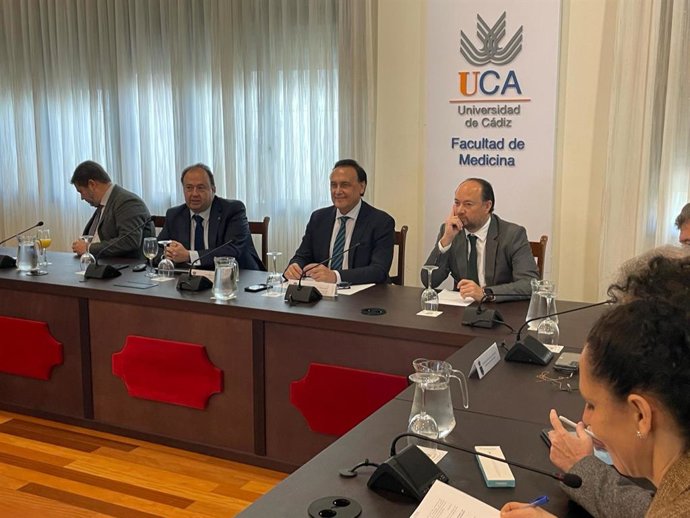El consejero de Universidades, José Carlos Gómez Villamandos, en una reunión con el rector de la UCA, Casimiro Mantell, y su equipo de Gobierno.