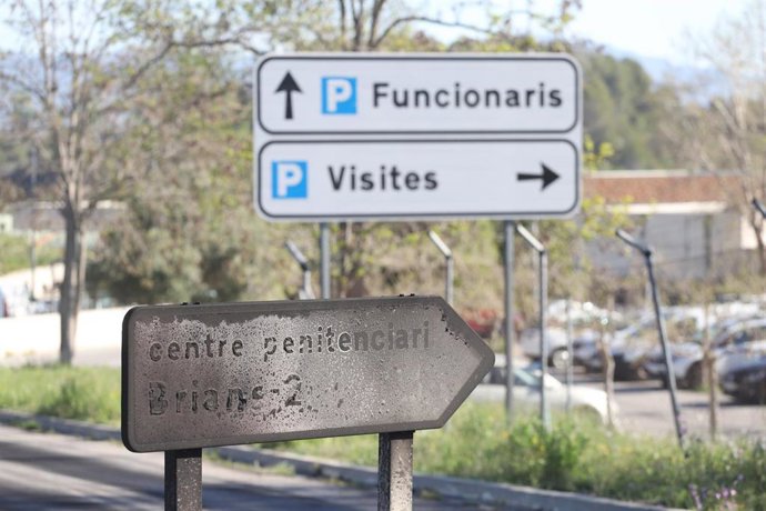 Señal indicando el Centro Penitenciario Brians 2, a 4 de abril de 2024, en Sant Esteve Sesrovires, Barcelona, Catalunya (España).