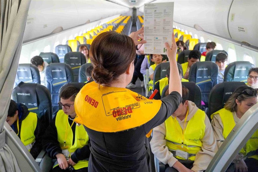 Vueling enseña uno de sus aviones a 30 niños con autismo