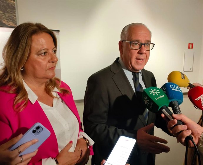 Jesús Estrella atiende a los periodistas, junto a la delegada de Inclusión Social, Ángela Hidalgo.