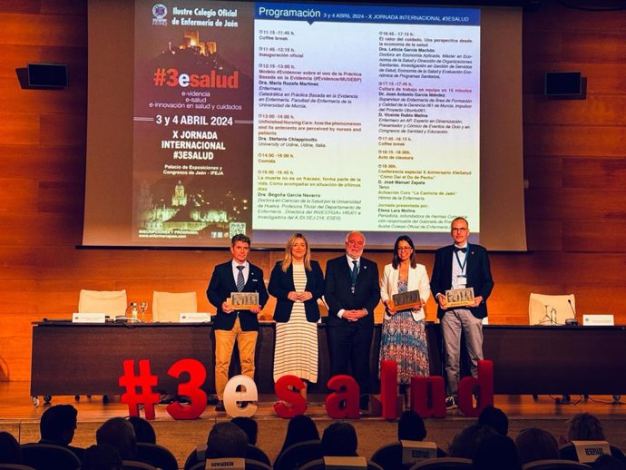 Elena González (2i) en la jornada sobre enfermería.