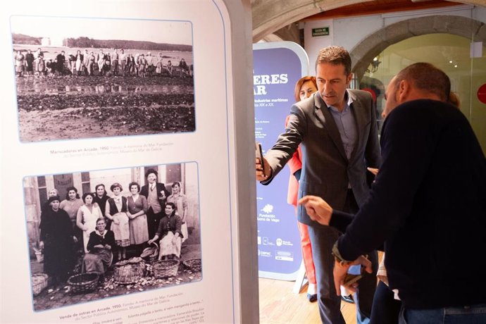 El conselleiro do Mar en funciones, Alfonso Villares, acompañado por el rector de la Universidade de Santiago de Compostela, Antonio López, visita la exposición As Mulleres e o Mar'