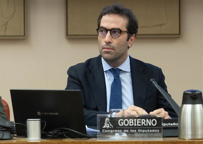 El ministro de Economía, Comercio y Empresa, Carlos Cuerpo, comparece ante la Comisión Mixta para la Unión Europea, en el Senado, a 4 de abril de 2024, en Madrid (España). El miembro del Ejecutivo ha informado, a petición propia, sobre los últimos avanc