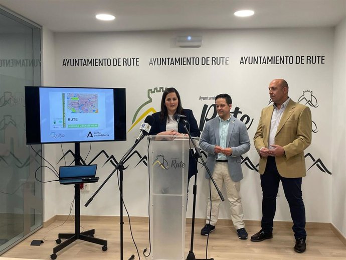 Carmen Granados informa del desbloqueo del desarrollo urbanístico de Rute con la entrada en vigor de su PGOU.