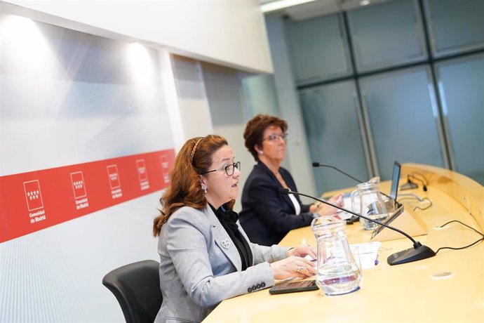 La consejera de Sanidad de la Comunidad de Madrid, Fátima Matute, y la directora general de Salud Pública, Elena Andradas
