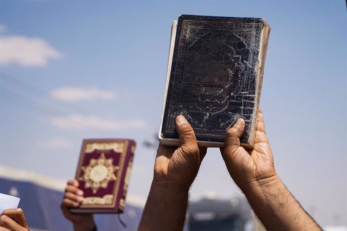 Archivo - June 30, 2023, Al-Hamdaniya, Nineveh, Iraq: Supporters of Iraqi Shi'ite cleric Moqtada al-Sadr, hold Koran during the demonstration near al-Hamdaniya (Qaraqosh) district, about 40 km southeast of the city of Mosul, to condemn the burning of the 