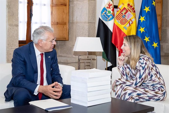 La presidenta de la Junta de Extremadura, María Guardiola, charla con el consejero del Consejo de Seguridad Nuclear (CSN), Javier Dies.