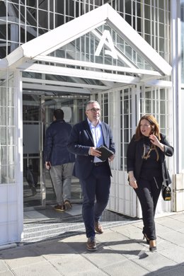 El alcalde saliendo de la Delegacion de Salud