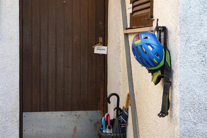 Exterior de la casa tras el levantamiento del cordón policial, a 3 de abril de 2024, en Bellcaire d'Empord, Girona, Catalunya, (España). 