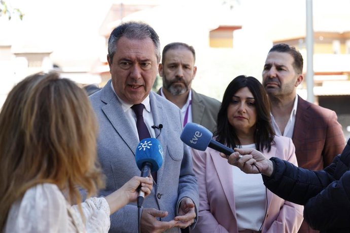 El secretario general del PSOE-A, Juan Espadas, atiende a los medios en Armilla (Granada).