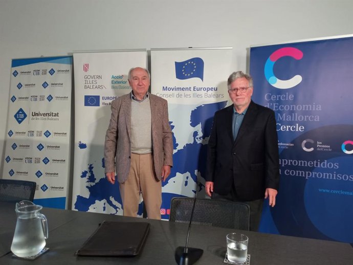 Los embajadores Gabriel Busquets y Josep Pons, que ha presentado la conferencia.