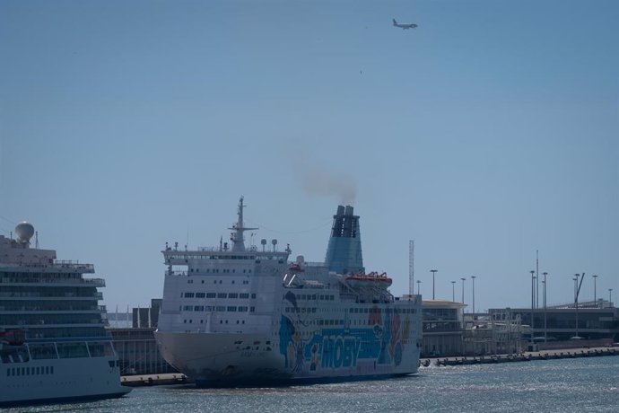 Llegada del ferry Moby Orli habilitado 