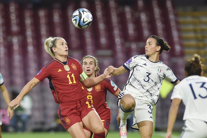 Archivo - Alexia Putellas of Spain and Lucia Di Guglielmo of Italy during the Uefa Women's Nations League football match between Italy and Spain on October 27, 2023 at Arechi Stadium in Salerno, Italy - Photo Agostino Gemito / LiveMedia / DPPI