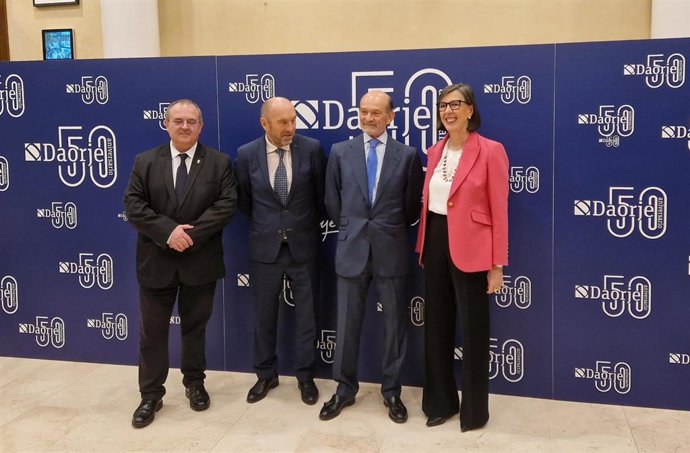 Nieves Roqueñí, a la derecha