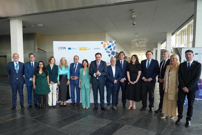 Foto de familia de las autoridades presentes en la tercera edición del Erasmus Generation Meeting.
