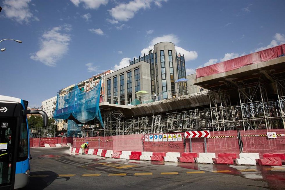 Archivo - Varias vallas controlan el acceso a una obra, a 10 de agosto de 2022, en Madrid (España).