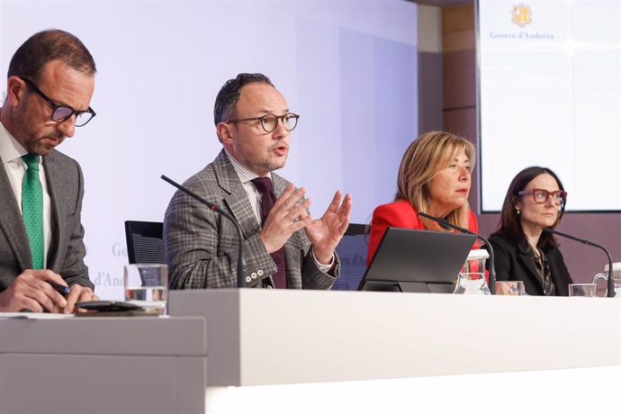 El jefe de Gobierno de Andorra, Xavier Espot, con la ministra de Presidencia, Economía, Trabajo y Vivienda, Conxita Marsol